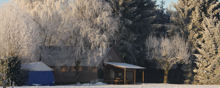 Uitzicht over de camping villa's weide in de winter.
